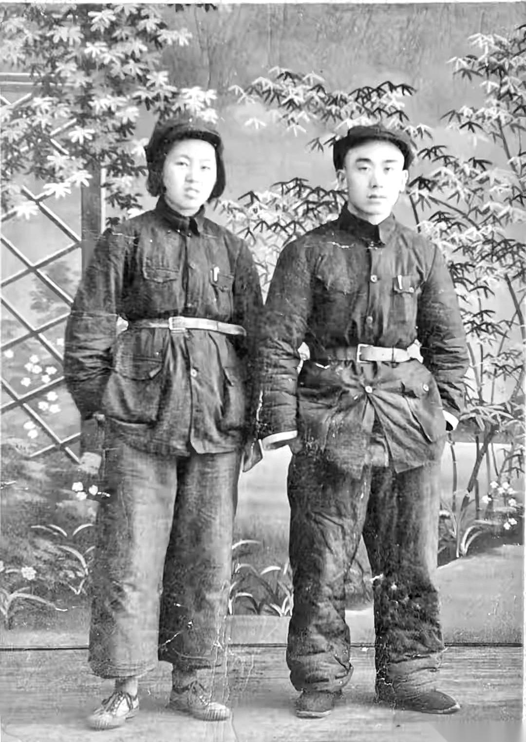 盯着这张照片看了足足五分钟，眼眶莫名其妙就湿了。说句大不敬的话，要是搁现在街头