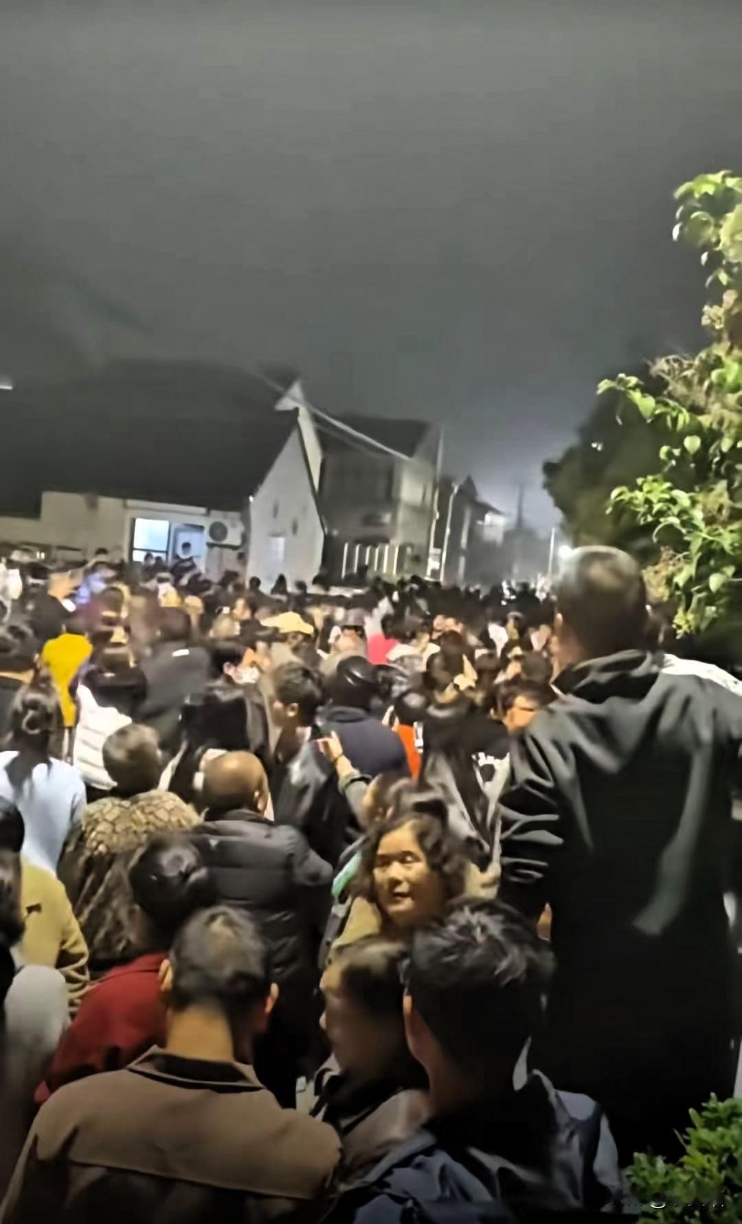 离谱到上热搜的捞女，把“联塘村”三个字直接挂上高德地图的“网红打卡”标签。我刷