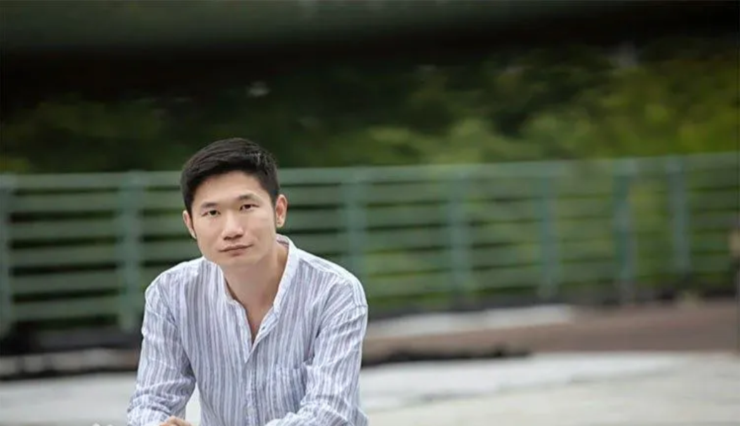 刘一峰之前是耶鲁大学数学教授。后来回国在浙江大学工作。现在他是浙江大学数学学院常