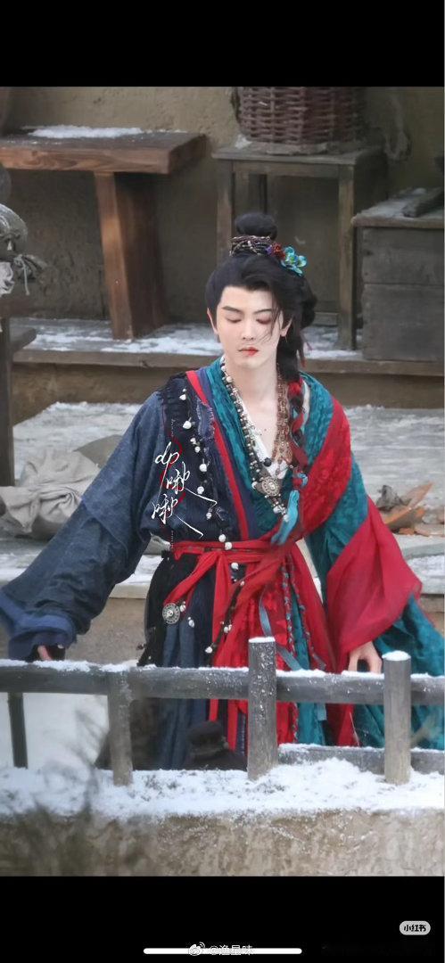 我天啊啊，雌雄同体？？这个妆容和造型好割裂