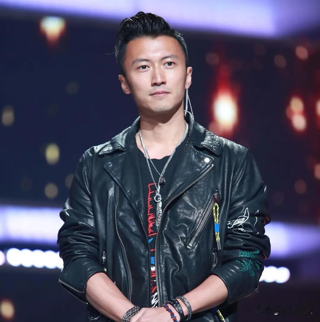 谢霆锋演唱会最大的惊喜：王菲无名指闪戒抢镜，带窦颖才是真王炸5月30日深夜