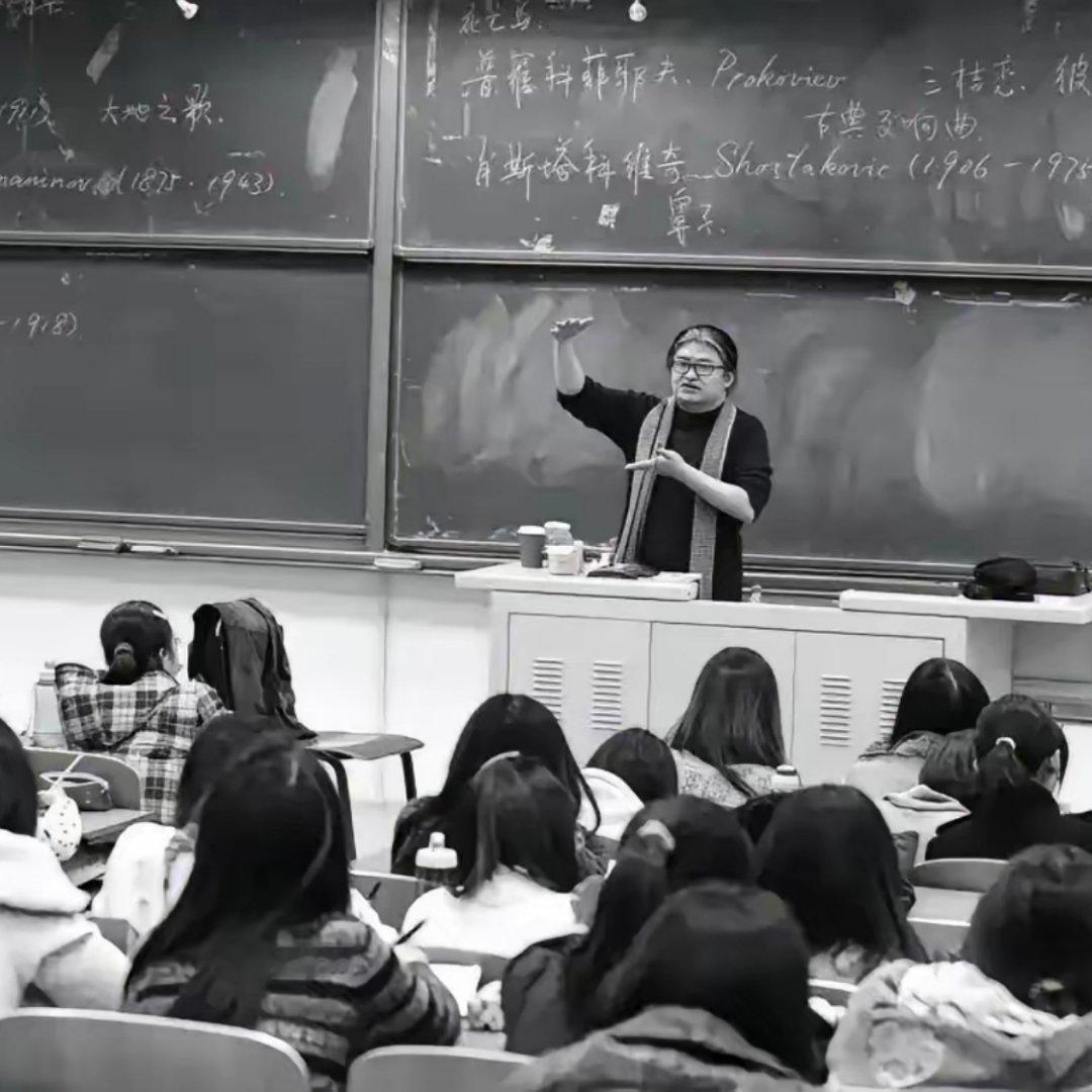 刘欢病逝，肯定不是因为股骨头坏死。​去年的乌镇戏剧节，刘欢还去给黄磊捧场。​当时