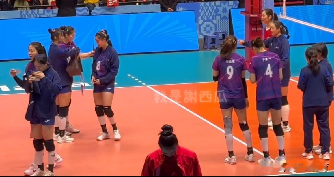 大型追星现场又来了！全运会著名打卡景点之朱婷合影！河南赢了四川女排后，四川女排队
