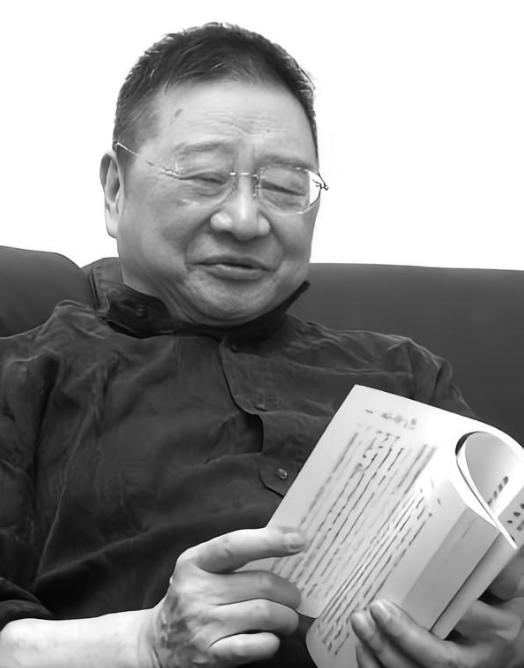 1957年，倪匡伪造公章和介绍信，从内蒙古畏罪潜逃至广州，随后偷渡香港，最终却成