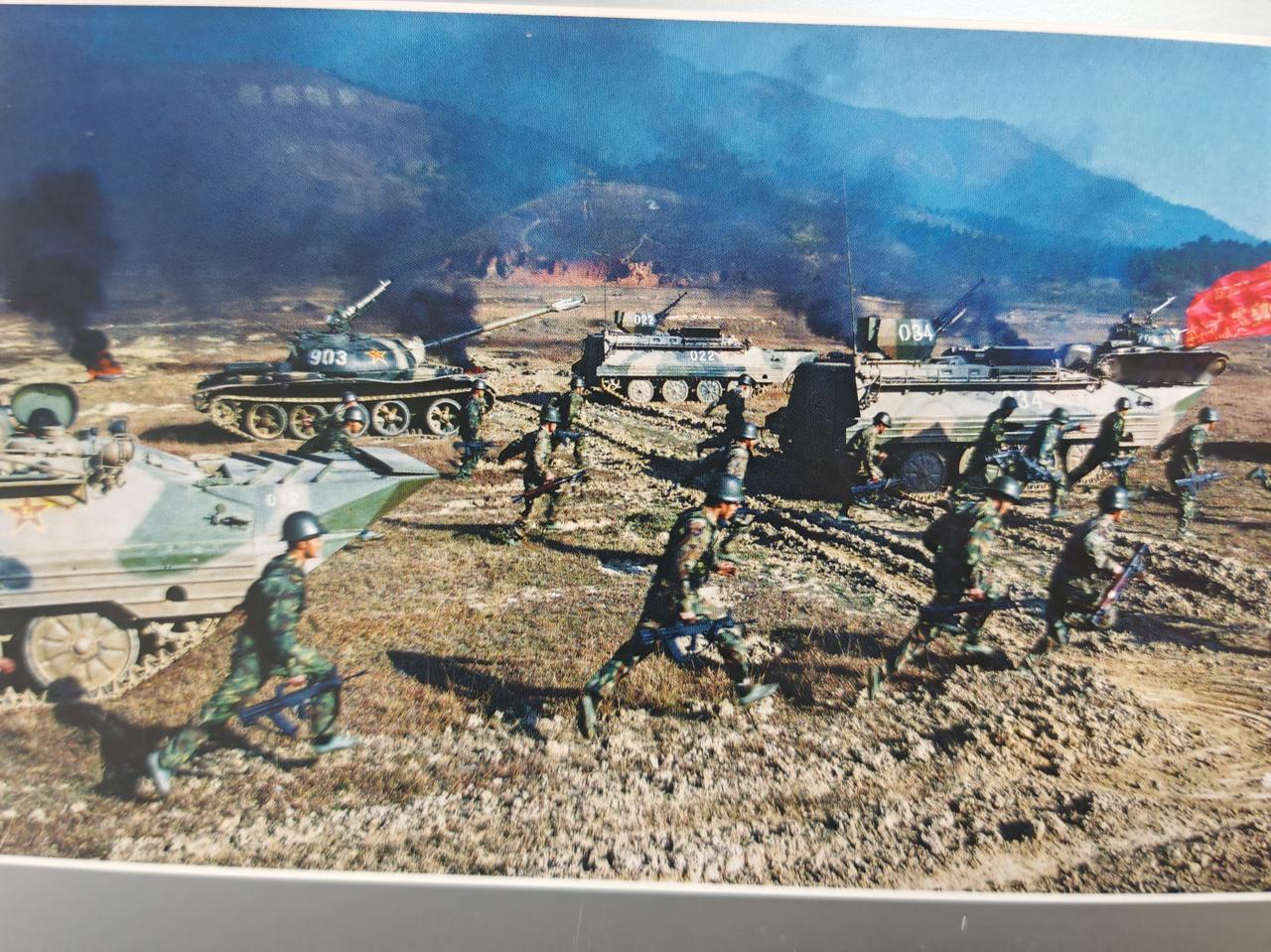 [呲牙笑]估计是早期的登陆演习——63式装甲车前部安装了防浪式浮箱。步兵装备了9