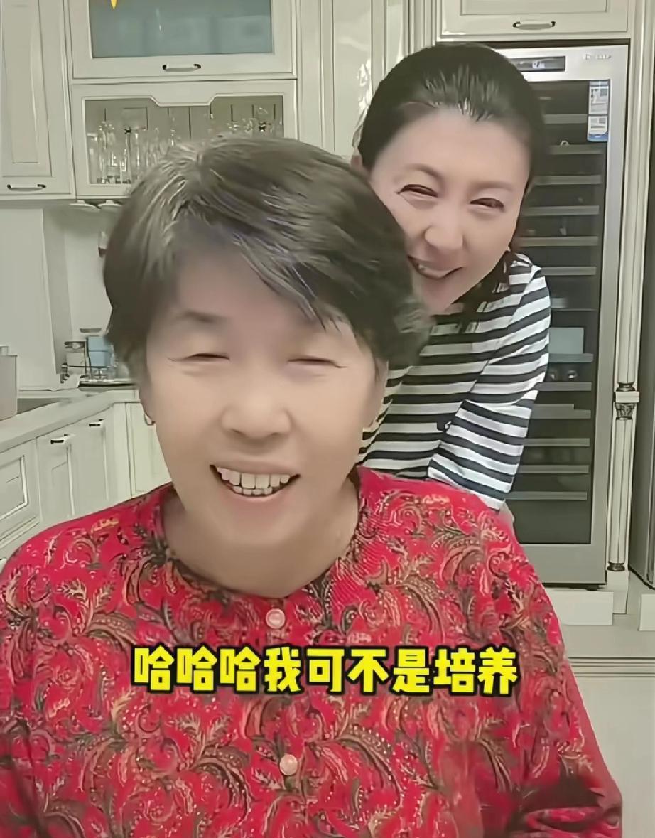 闫学晶直播里突然把71岁老妈也拉来上镜了。老太太一身红，挺年轻的。粉丝问怎么养出