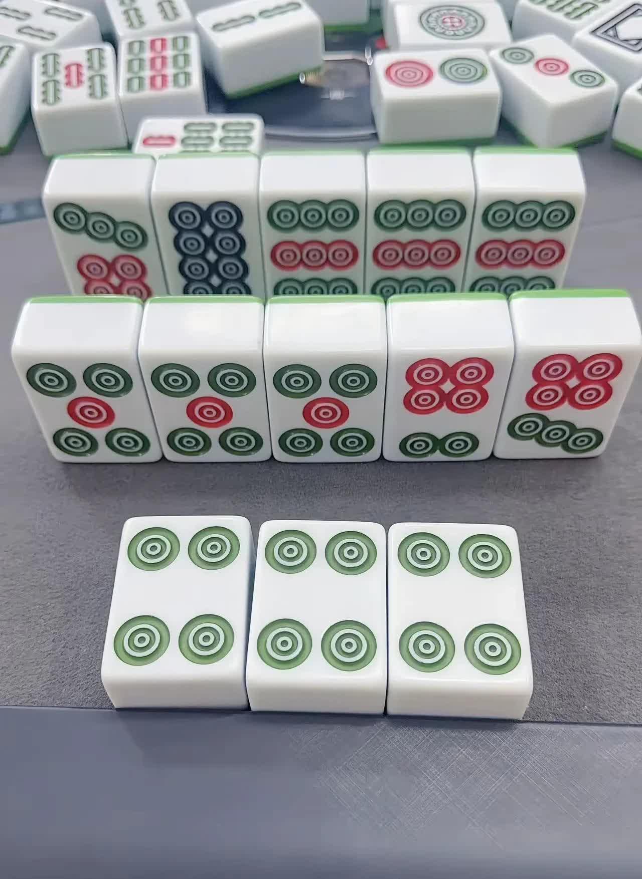 在麻将馆里打麻将，输了一上午，终于摸到了一把好牌。碰四筒，又摸了张七筒，