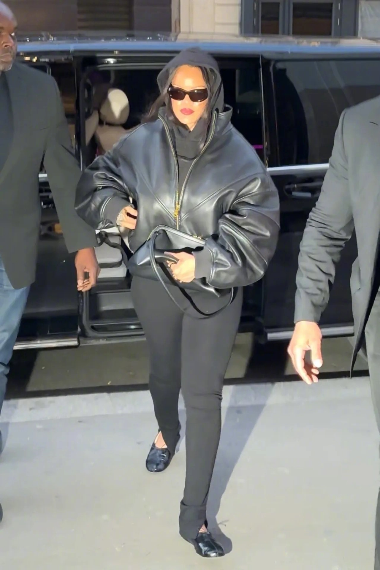 著名女企业家蕾哈娜现身巴黎JimmyChoo购物被拍，挑到了一双金色高跟鞋