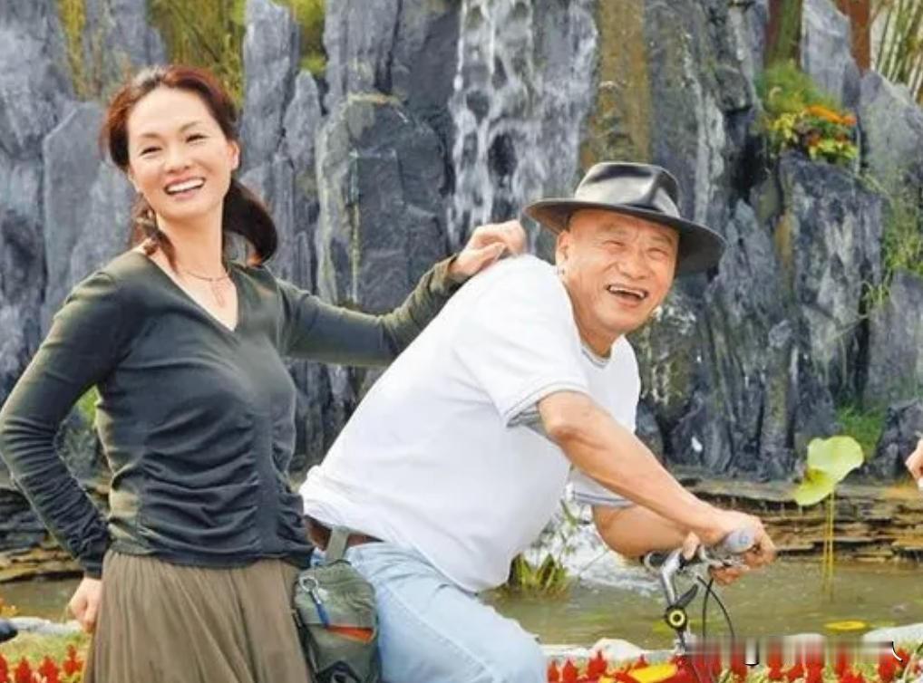 青岛姑娘贺顺顺，不顾众人劝阻，嫁了大她二十岁的，没钱没貌的台湾演员凌风，也是短短