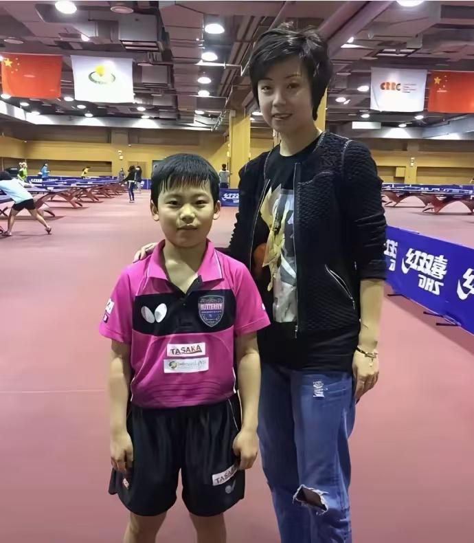 家人们！谁还记得当年这个追着张怡宁合影的软萌小男孩？他就是松岛辉空！小时候来