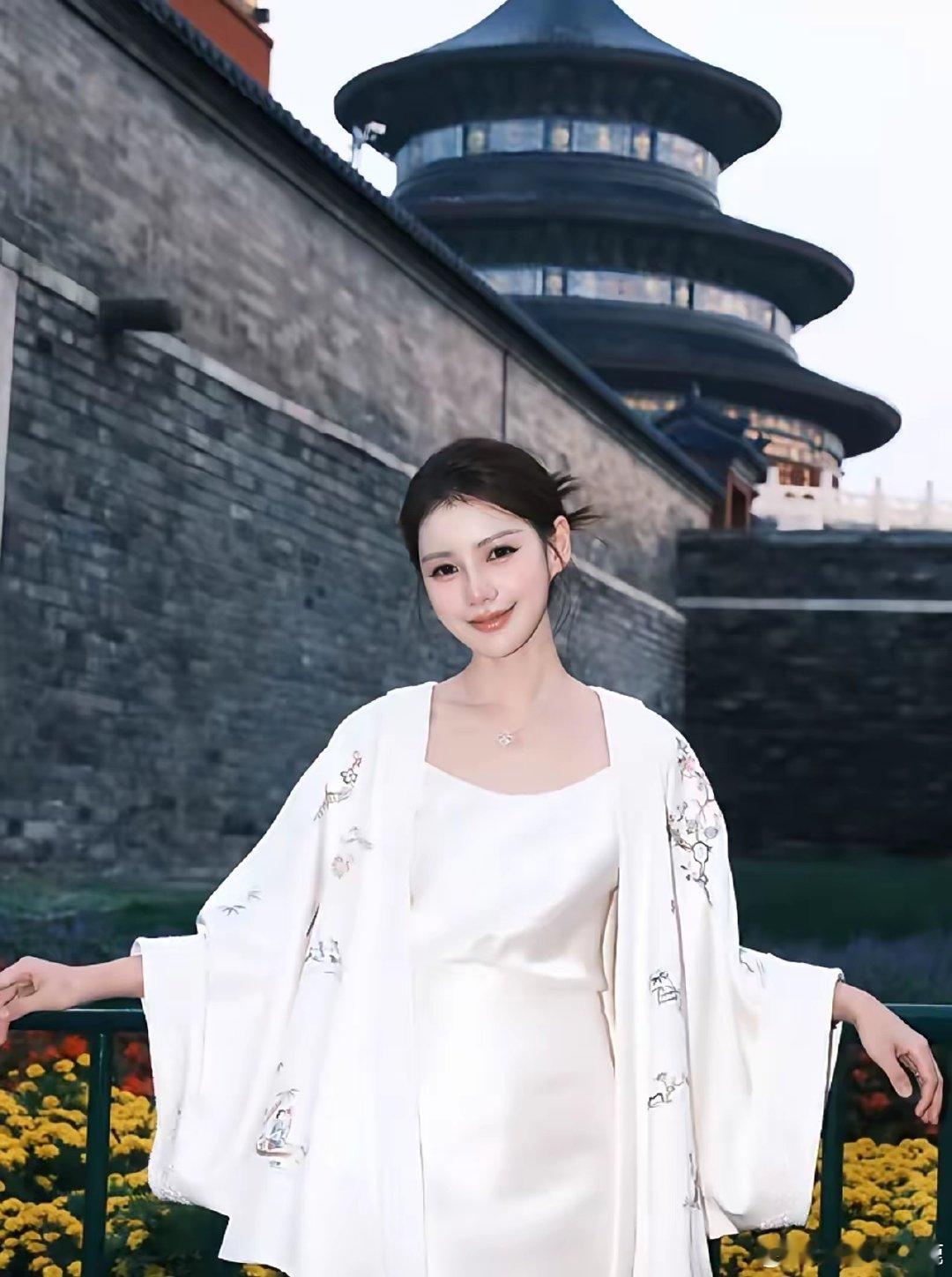 马筱梅一个人抱着7个月的汪宝儿去了天坛，汪小菲在广州出差没跟着！​
