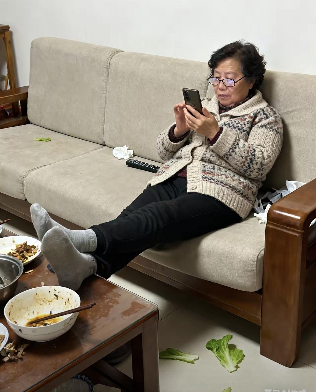 我嫂子今年60岁，退休五年，这俩年基本上窝在家不出门。以前天天天不亮去早市买新鲜