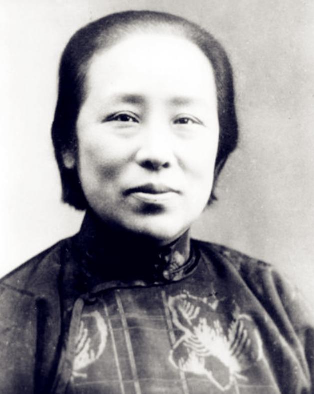 1941年的重庆，一人敲开了何香凝的家门。来人把一张支票轻轻推到她面前，笑着说：
