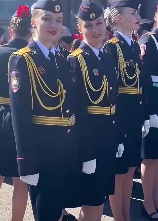 那天，俄罗斯女兵见到中国小伙子就是这样的眼神，她们说：“要嫁就嫁中国男人…”