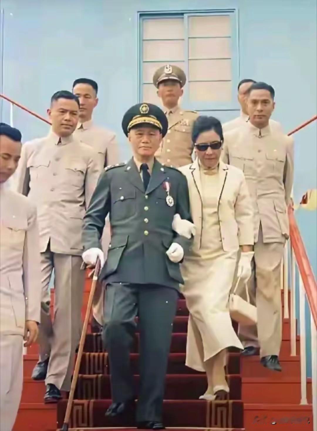 老蒋对于军装的热爱简直就是超乎常人，看看他出现的场合，基本都是一身戎装在身，即使