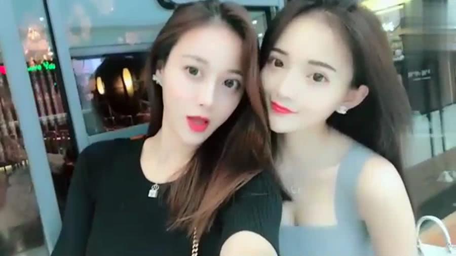 笑话：公司彻底破产了，夫妻俩心灰意冷，相约登上高崖一起跳崖。丈夫闭着眼睛喊完