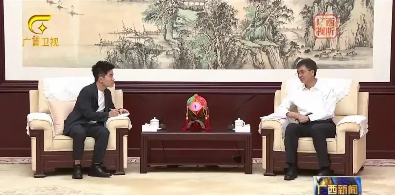 有人对董宇辉的坐姿予以嘲讽，还拿出王思聪的坐姿进行对比。其实不要简单对比，还是要