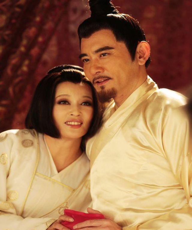 630年，30岁帅气的李世民从突厥手中抢回60岁的表婶萧皇后，酒过三巡后问：“我