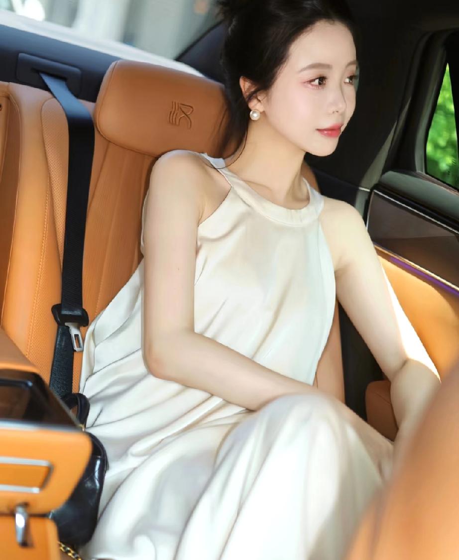 一个女人就算五官再精致，只要一弯腰驼背，整个人的气场就塌了，显得没精神