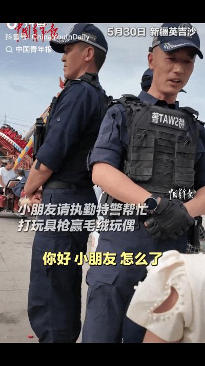 新疆英吉沙夜市，小女孩打气球多次失败拿不到大玩偶，转身找执勤特警求助。摊主临时提
