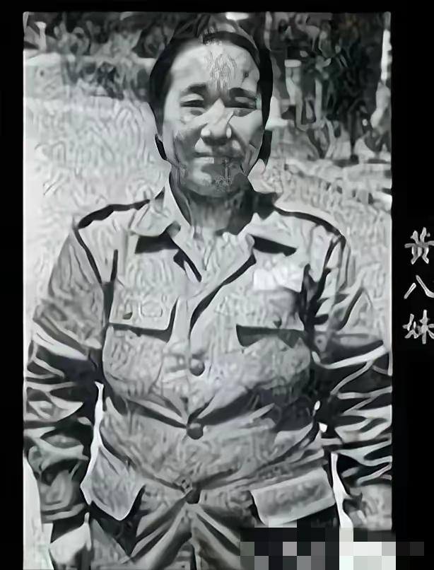1937年，上海杜公馆门口来了个女乞丐，点名要见杜月笙。管家嫌弃地要拿两个钱打发