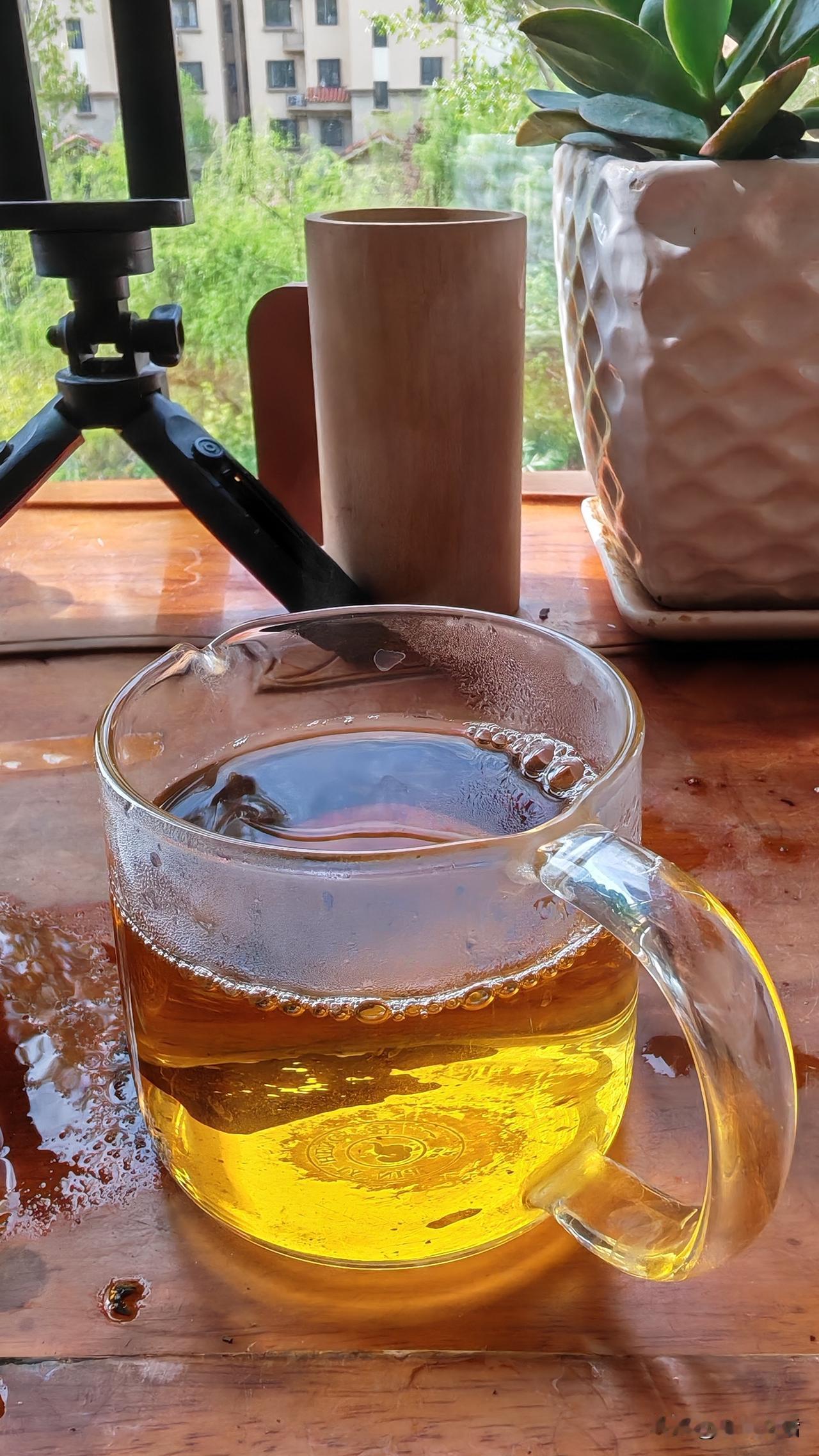 在阳台上，泡了一壶20年的老普洱自斟自饮，突然被茶台上的景象感悟了…泡茶，我