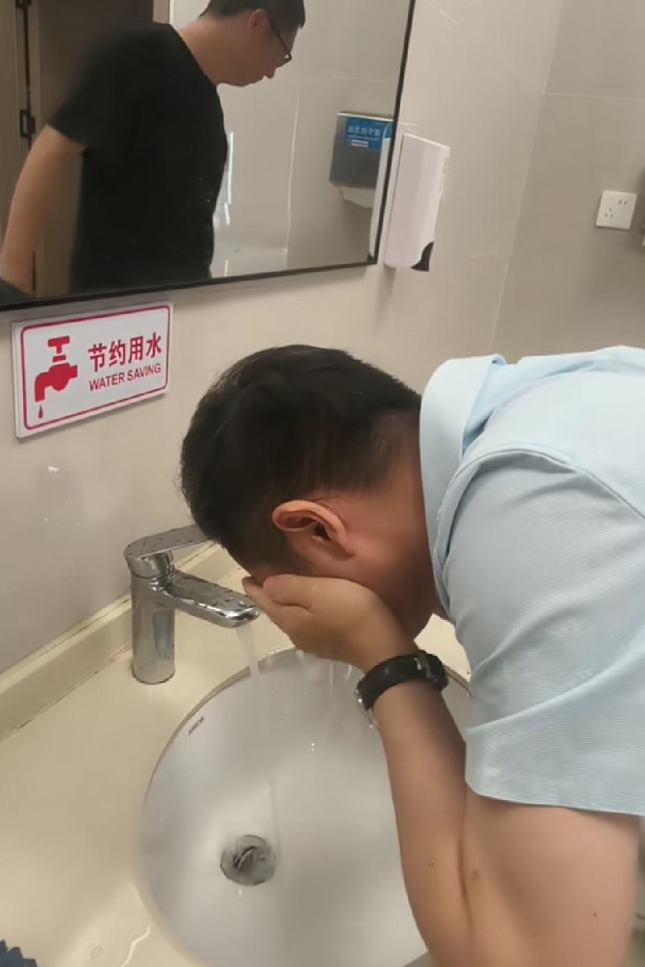 今天看到李老师发的视频！泪目！铁骨铮铮，侠骨柔情的李老师今天看完小阿宝后哭了