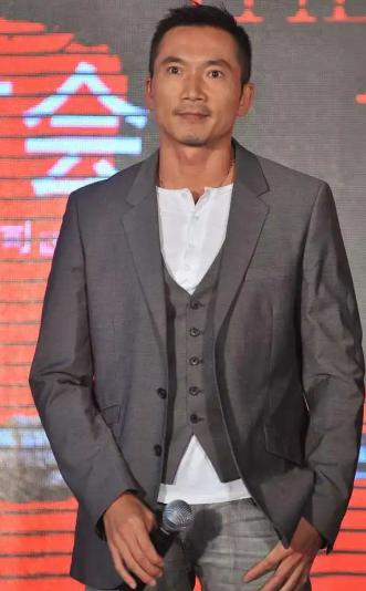 一次节目上，邹兆龙当众澄清道：网友都说我功夫好，其实我根本不会真功夫，拍戏30年