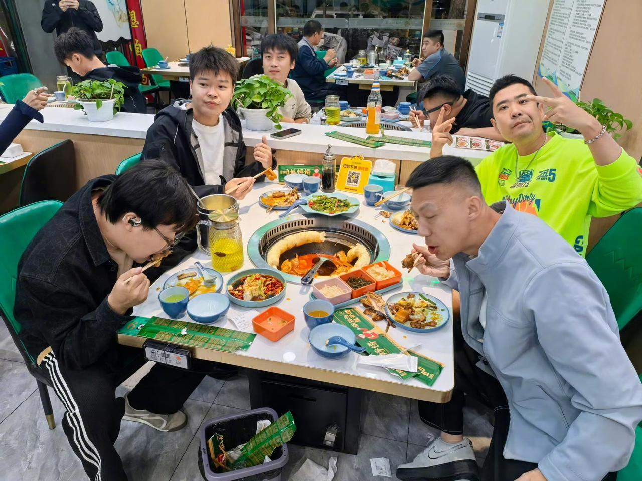 韩路请了一帮汽车数码博主，亢岳的表情管理失败了，这铁锅炖到底有多好吃？大老师
