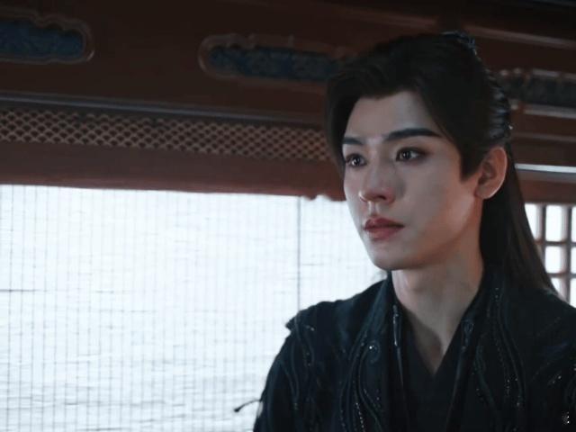 苏暮雨手刃仇敌时，眼中无快意只剩悲痛泪光，龚俊将角色隐忍与挣扎演透，层次饱满的表