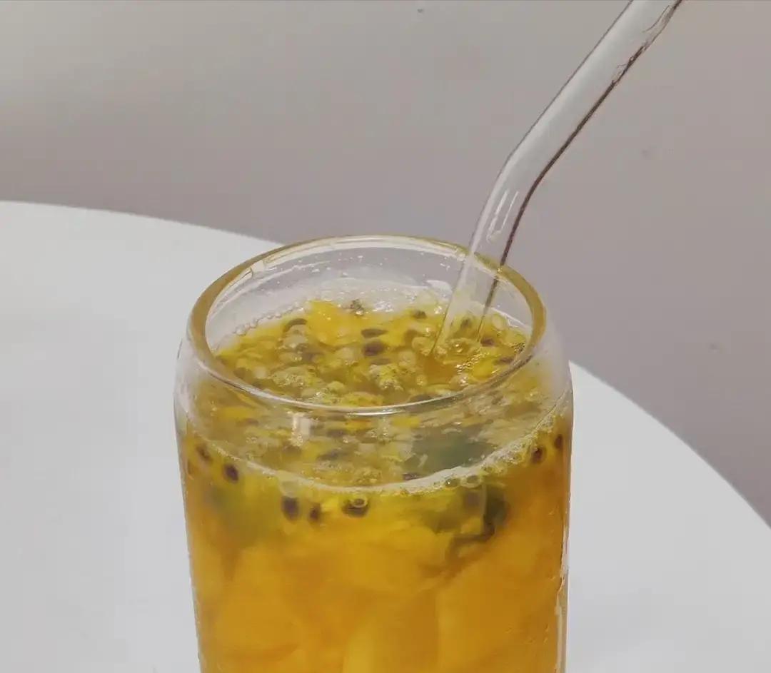 大热天将近四十度，婆婆一身汗地从外面买菜回来，手里拎着沉甸甸的塑料袋。儿媳妇顺手