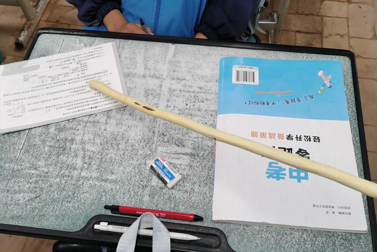 这几天，陆续刷到好几篇短文，作者说自己的孩子在学校里要么被语文老师用戒尺打了手心