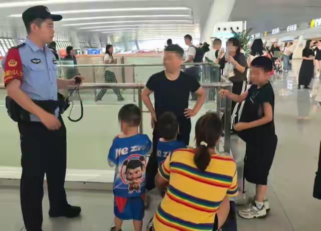 双胞胎哥哥在杭州东站被陌生女子抱走？派出所全员出动，20分钟锁定“嫌疑人”，万万