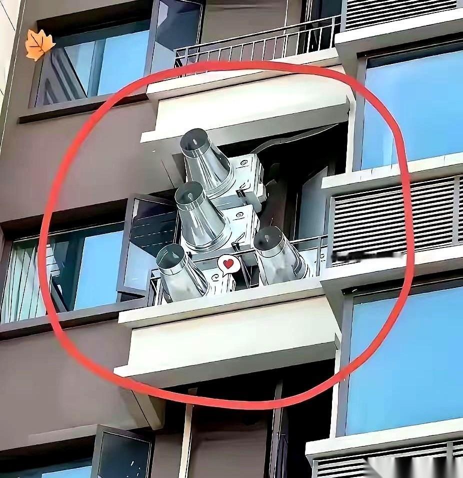 出差回来，推开窗想透口气，好家伙，对面墙上直接给我架了四门“意大利炮”！手机放