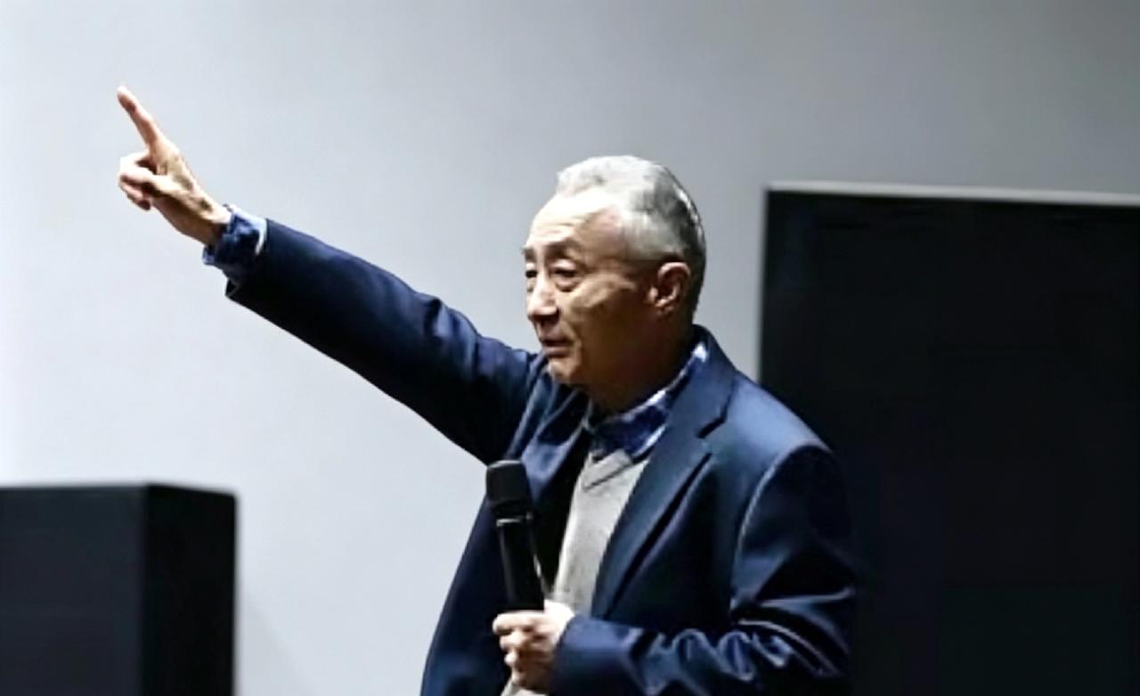 大学课堂上，女生突然站起来问：李白一辈子不工作，哪来钱游山玩水？戴建业一