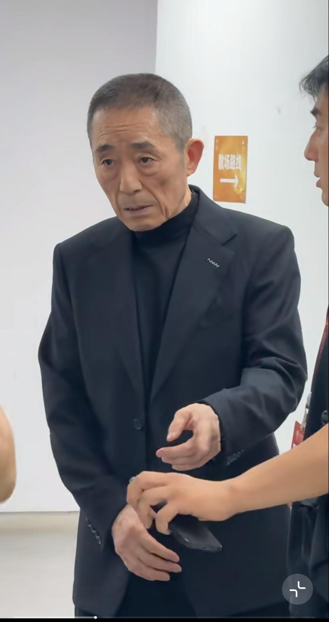 百花奖后台抓拍到的张艺谋导演。76岁了，状态还不错！