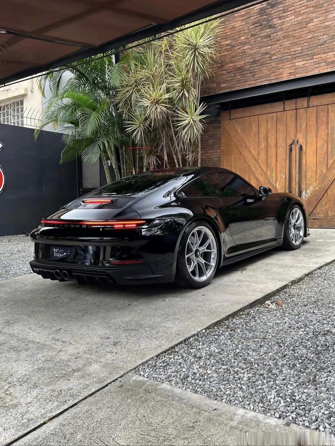 Porsche911黑武士，谁现在就爱黑白灰？