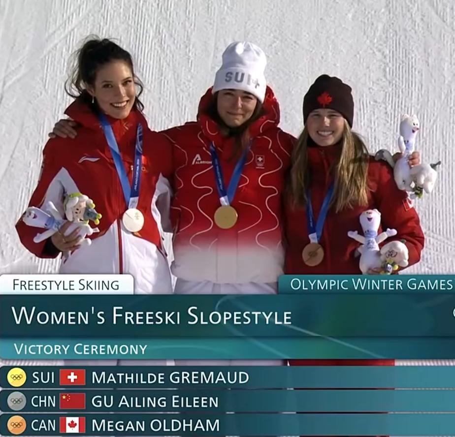 惊到，冬奥会旗杆好袖珍。刚刚，中国选手谷爱凌拿到了一枚冬奥会银牌，因为时间很合