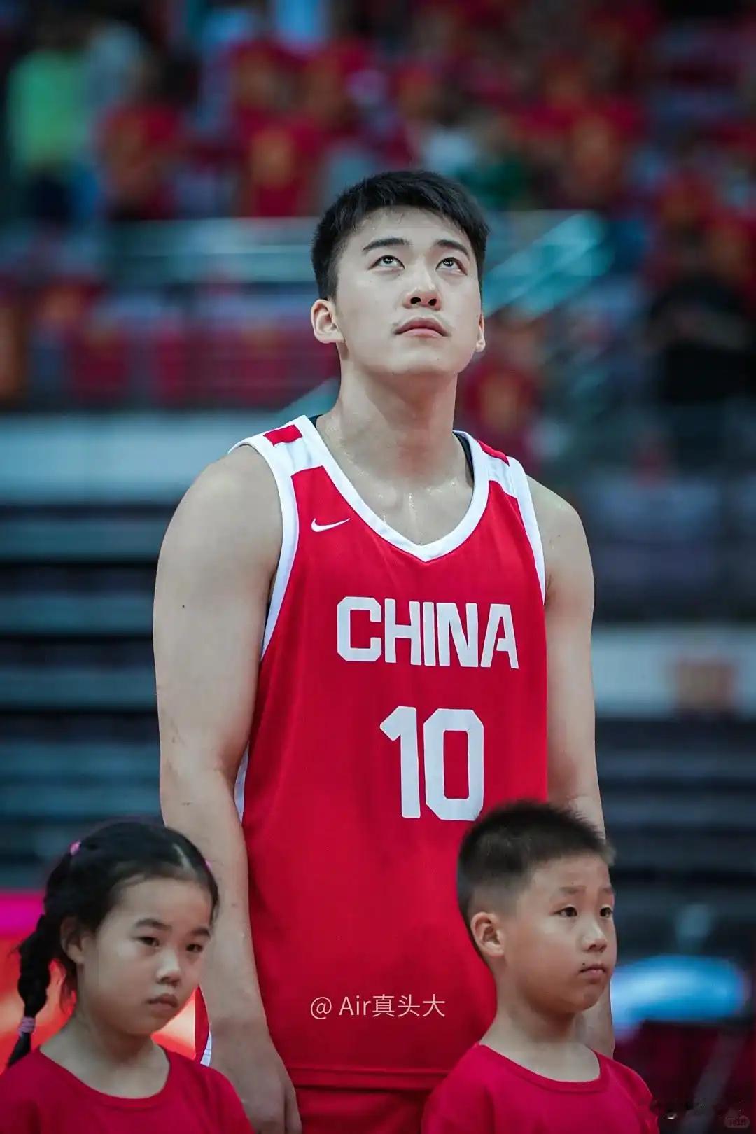 21岁的王俊杰，江苏徐州人，出自浙江海亮中学，身高2.06米，三四号位摇摆前锋。从校园篮球一路打出来