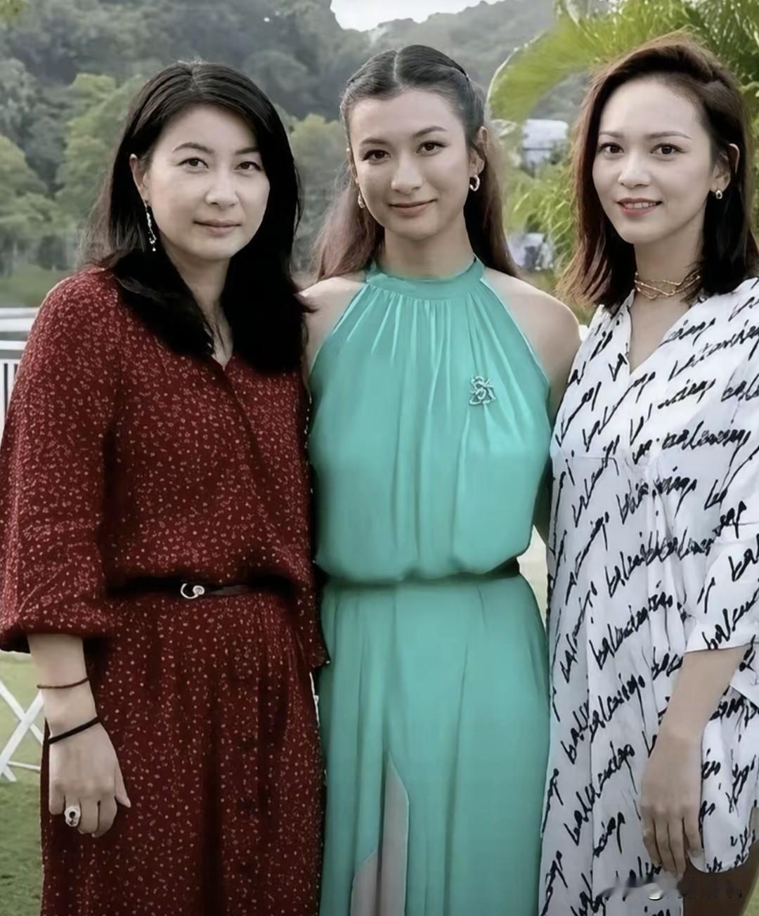 你发现了吗？在这3个美女里，郭晶晶即使穿着简朴一脸素颜，反倒气质是最雍容闲雅‌的