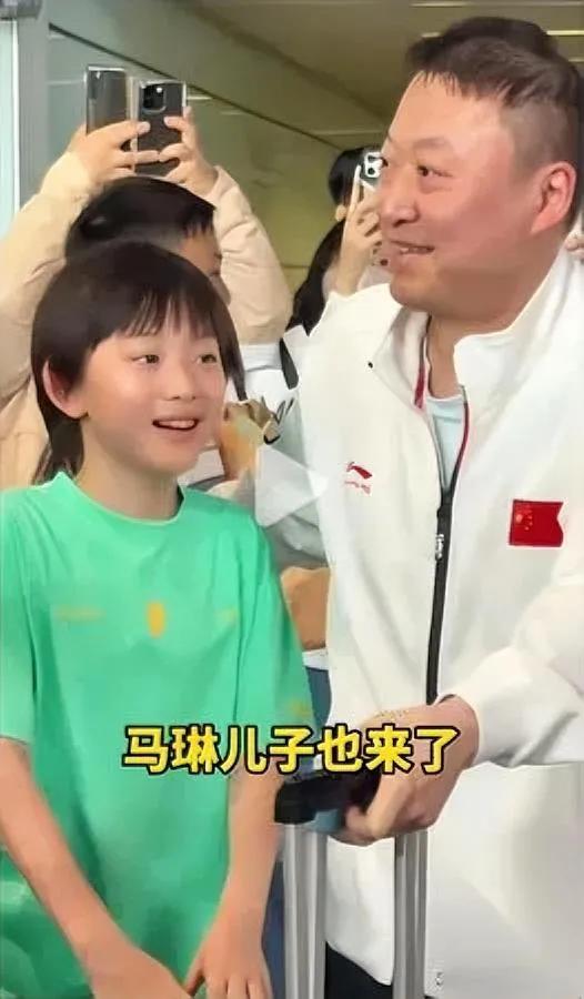国乒全队回京啦机场细节太好嗑我敢说你绝对猜不到这次的接机阵容孙颖莎自