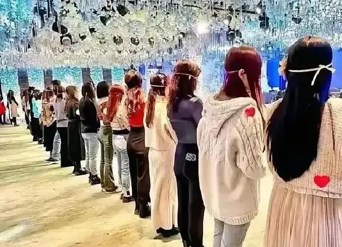 彻底清醒！西安相亲大会，打脸所有毒鸡汤！现场一眼望去全是女生，男生少得可怜，很