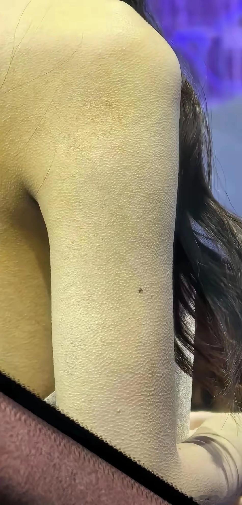 家人们！广州车展那几天也太离谱了吧！气温直接飙到30℃，场馆里人挤人...