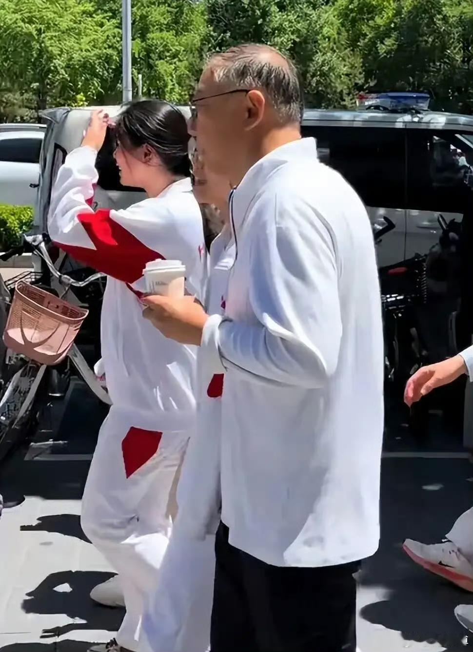 人大附中的家长，大部分都是白发苍苍，为何​​​？有人说：因为家长大多优秀，晚