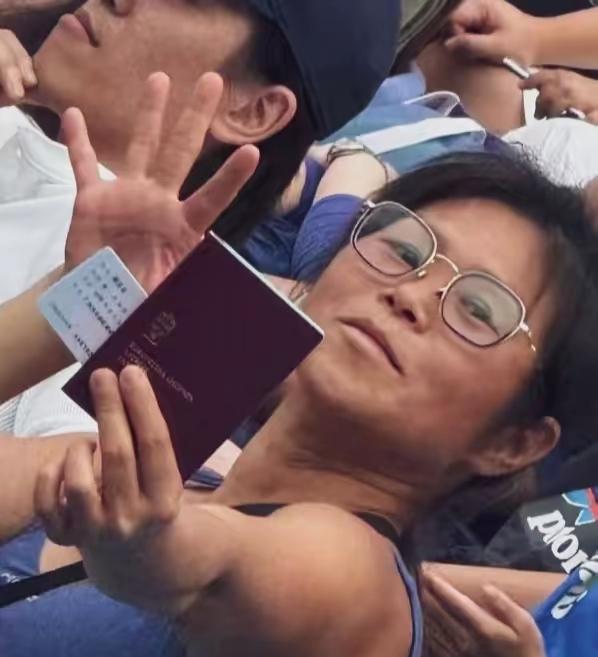 现在这些女的真是天不怕地不怕啊！对规则和秩序直接无视！觉得整个世界都是她的！