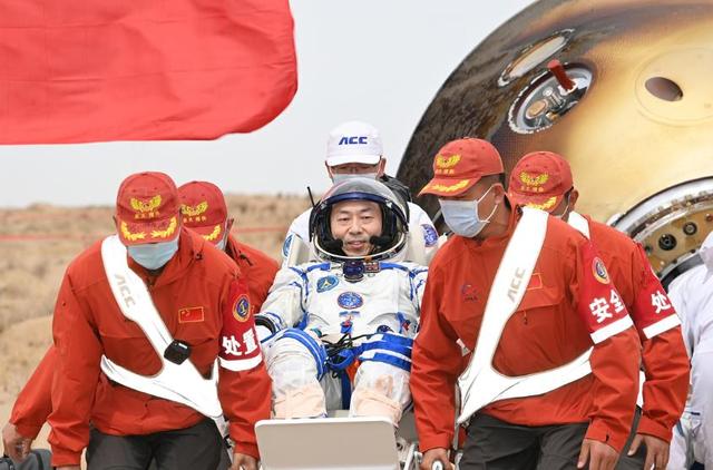 技不如人?神十九回家,中国航天员出舱抬着走,美国的却能走出来