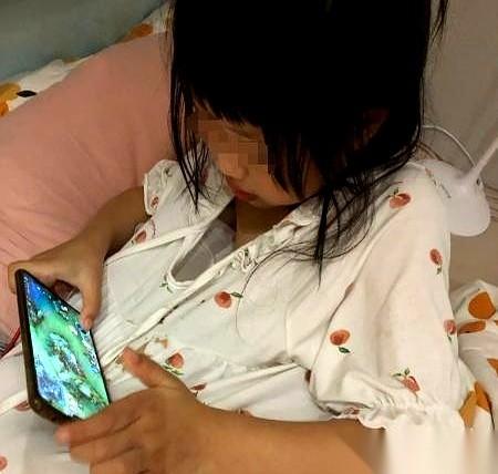 我天，刚刷到一个新闻，后背一凉。一个5岁的小姑娘，眼睛看成了“斗鸡眼”。就因