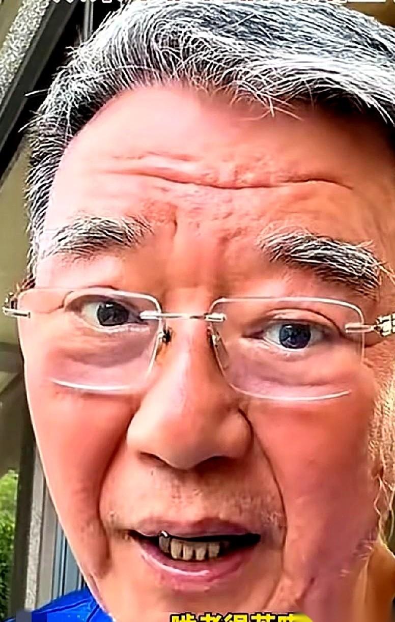 74岁的李立群对着镜头大手一挥，放出两句狠话：第一，我三个孩子绝没啃老，都在自力
