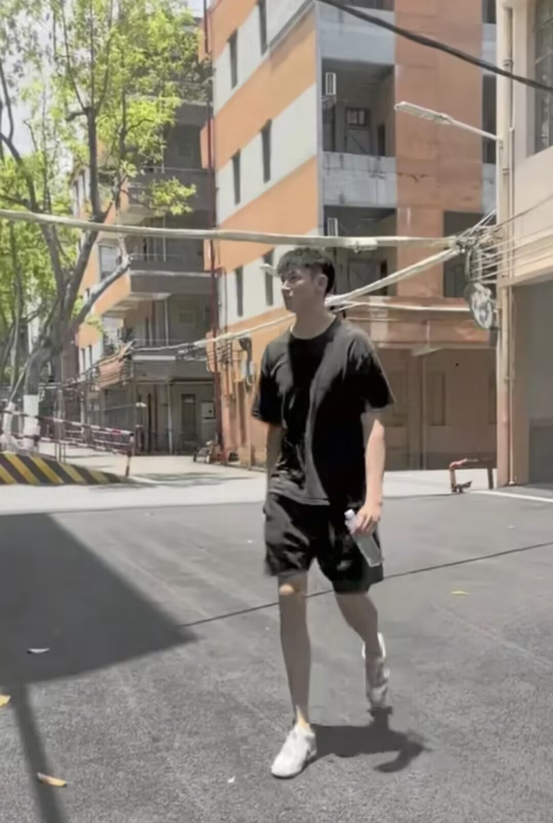 今天中午广东队球员下训！已经归队的广东队球员，今天上午已开始训练。图为张皓嘉