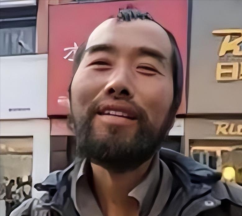 2021年底，山东滕州一位谈吐不凡的流浪汉，意外被人拍摄并发到网上，没想到，他的